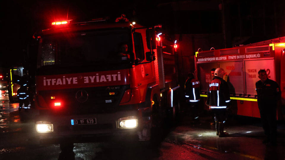 Mersin'deki mobilya fabrikası yangınında 1 itfaiye eri ve 3 işçi hayatını kaybetti